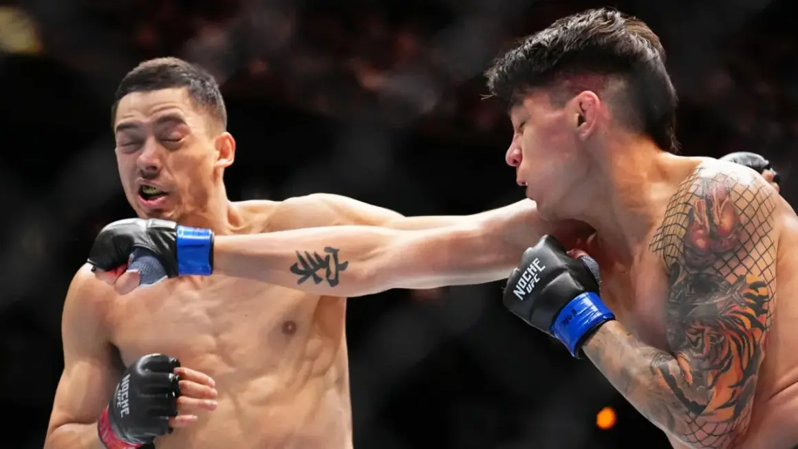 Ignacio Bahamondes träffas av ett slag i ansiktet under en intensiv MMA-match.