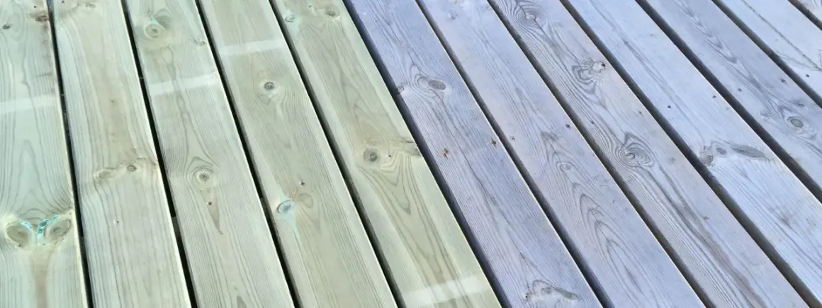 Trallen är delvis målad i en ljusgrå nyans, vilket ger en fin kontrast mot den obehandlade delen. Snart är hela trallen klar att njuta av.
