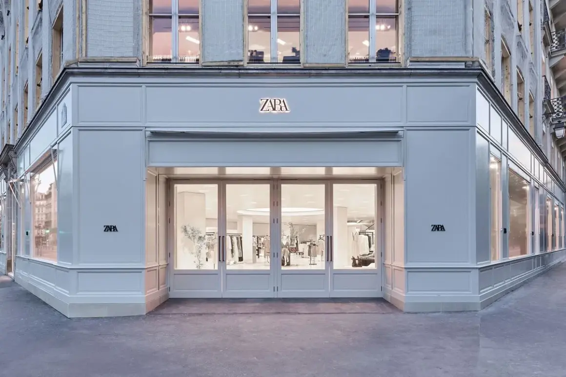 Façade d'un magasin Zara, une des marques d'Inditex, avec ses grandes vitrines et son entrée lumineuse.