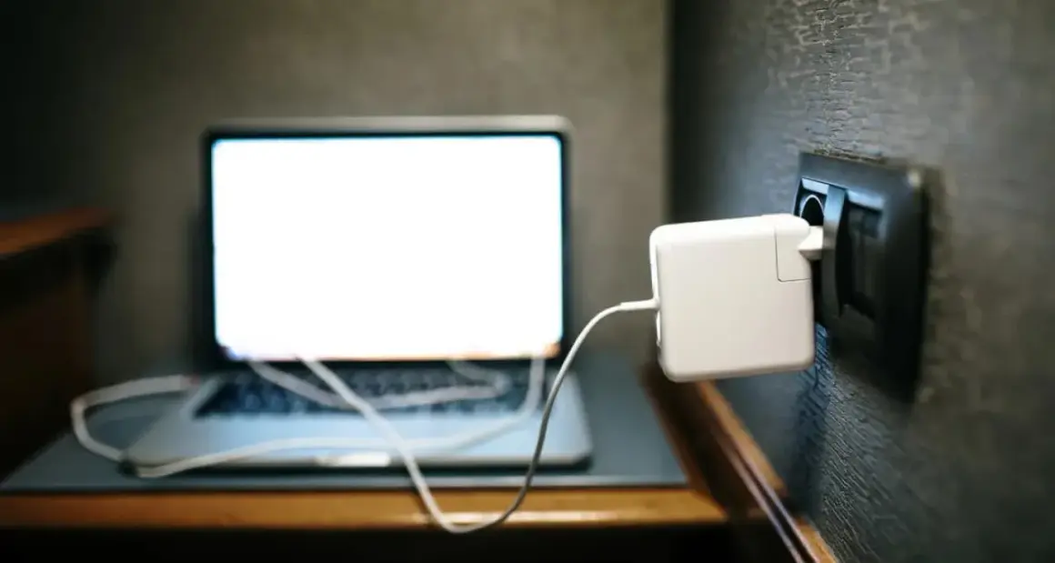 Ile prądu pobiera laptop? Zaskakujące fakty o zużyciu energii