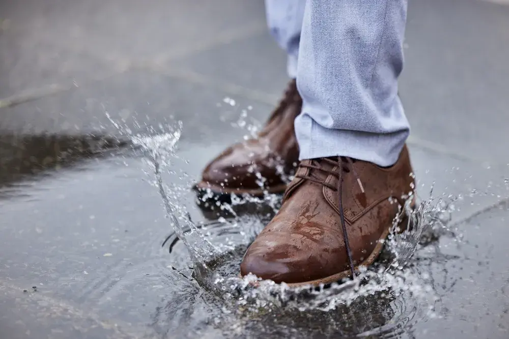 Dlaczego buty skrzypią? Przyczyny i skuteczne sposoby na rozwiązanie problemu