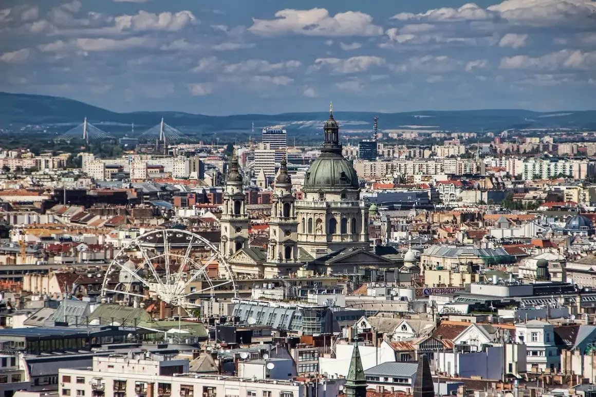 Widok panoramy Budapesztu z bazyliką św. Stefana i diabelskim młynem.