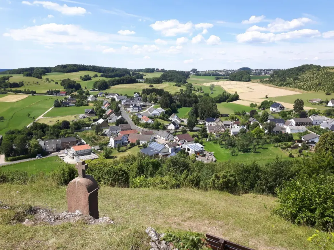 Ein malerisches Dorf mit roten Dächern und grünen Hügeln, das an die Toskana erinnert – die Toskana der Eifel.