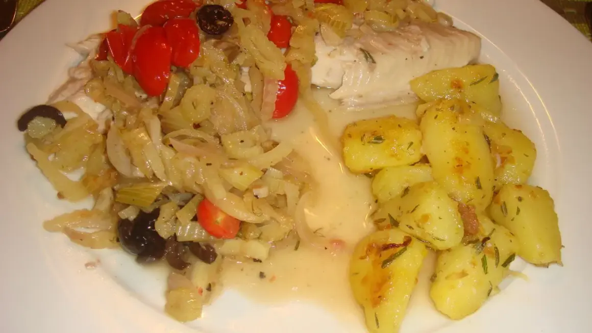 Fisch mit Fenchel und Tomaten aus dem Ofen, dazu Rosmarinkartoffeln.