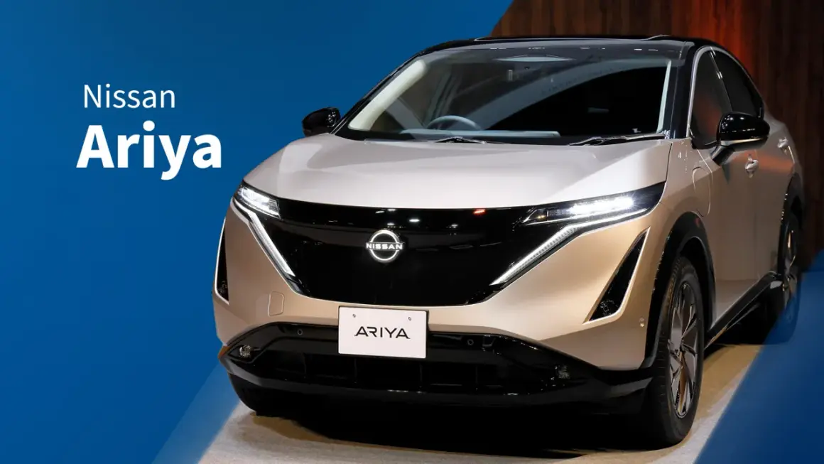El elegante Nissan Ariya, un SUV eléctrico con un diseño futurista, se presenta en un tono champagne metálico.