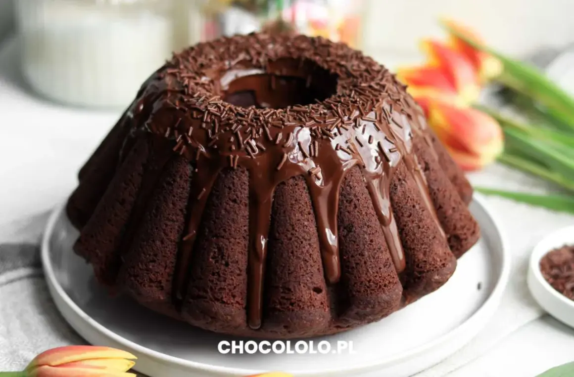 Pyszna babka z mascarpone i kakao, polana czekoladą i posypana wiórkami. Idealna na deser!