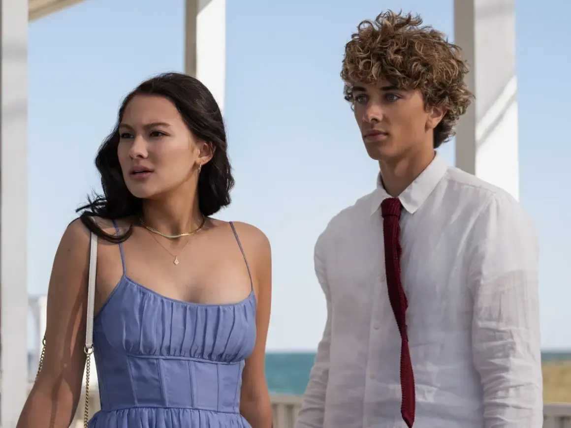 Ein junges Paar, bereit für die nächste Staffel von "The Summer I Turned Pretty" (tsitp staffel 3), steht am Meer.