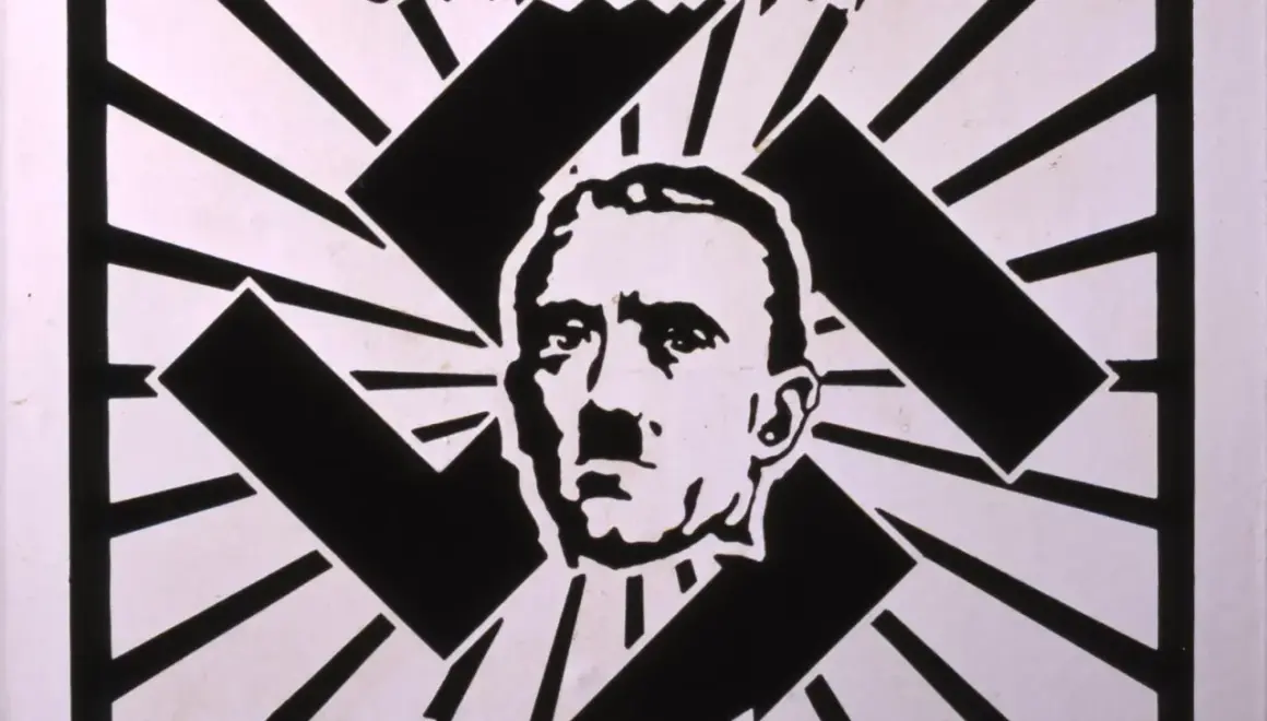 Schwarz-weiße Grafik mit Adolf Hitler im Zentrum, umgeben von einem stilisierten Hakenkreuz. Ein Symbol, das an ein Brettspiel erinnert, das durch Kampf zum Sieg führt.