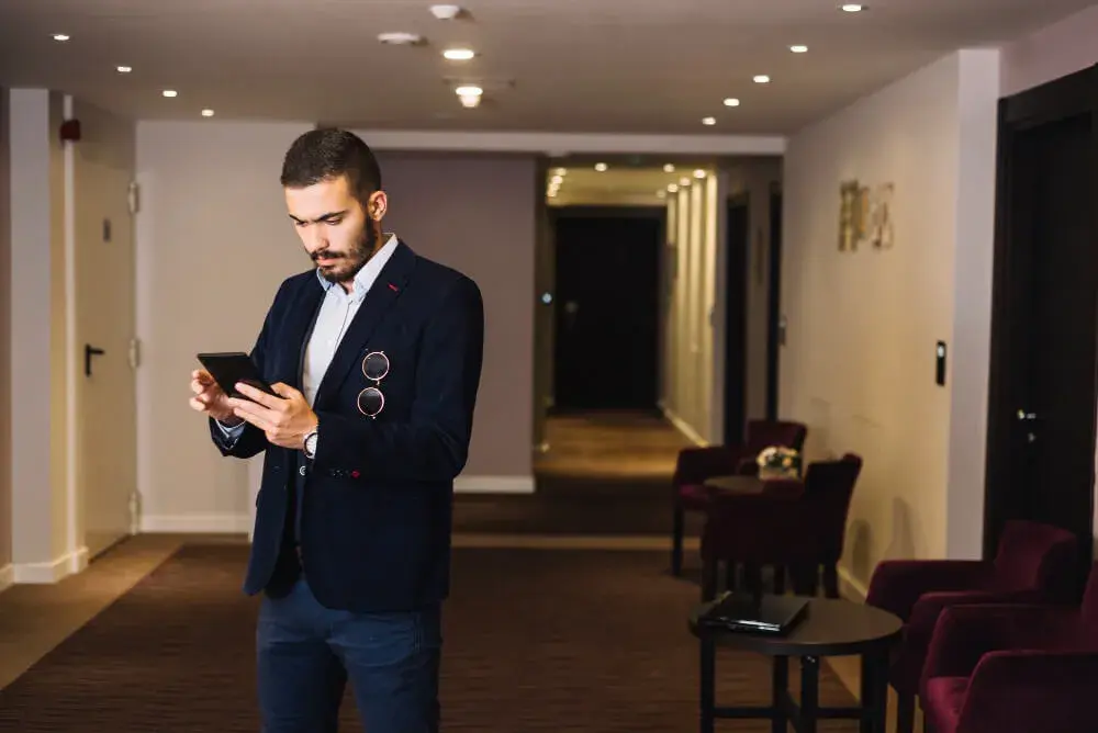 Jakie buty do hotelu? Przewodnik po savoir-vivre i higienie