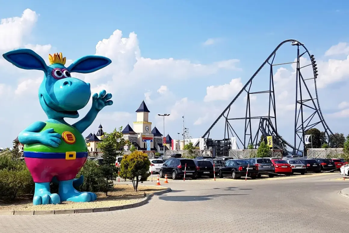 Wesoły stworek wita gości w Energylandii, zapowiadając emocjonujący wzrost adrenaliny na rollercoasterach.