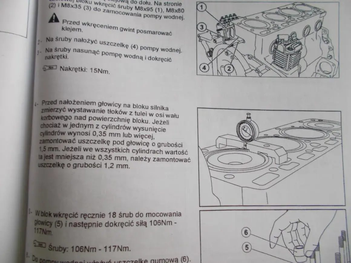 Instrukcja dokręcania głowicy C360: pomiar wystawania tłoków, montaż uszczelki i dokręcanie śrub.