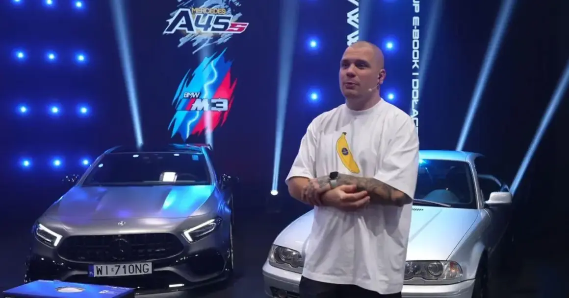 Mężczyzna w koszulce z bananem stoi między Mercedesem A45 a BMW M3.