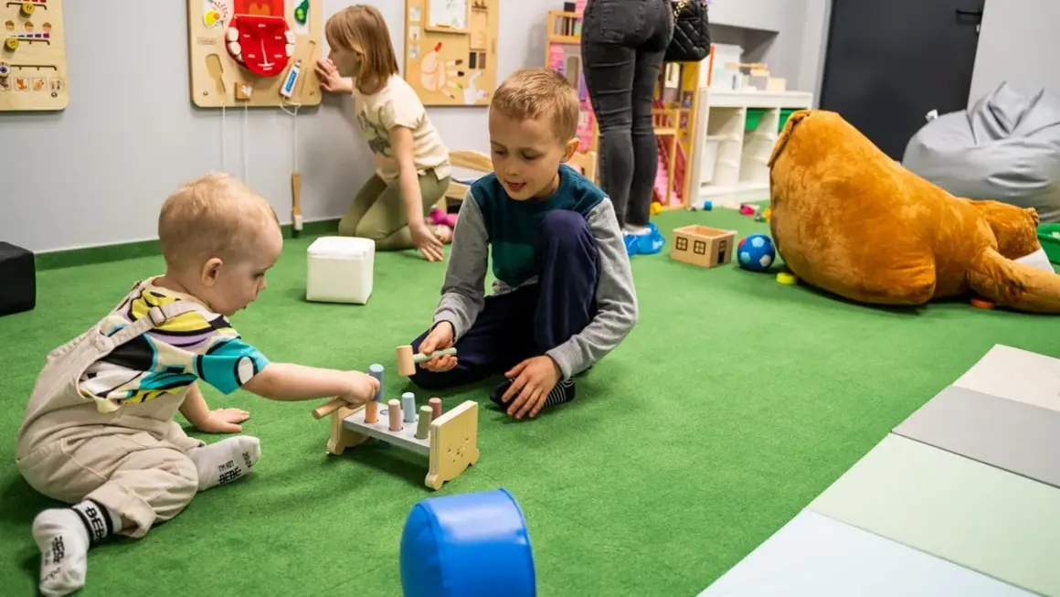 Zabawy sensoryczne, które rozweselą i zaangażują Twoje dziecko