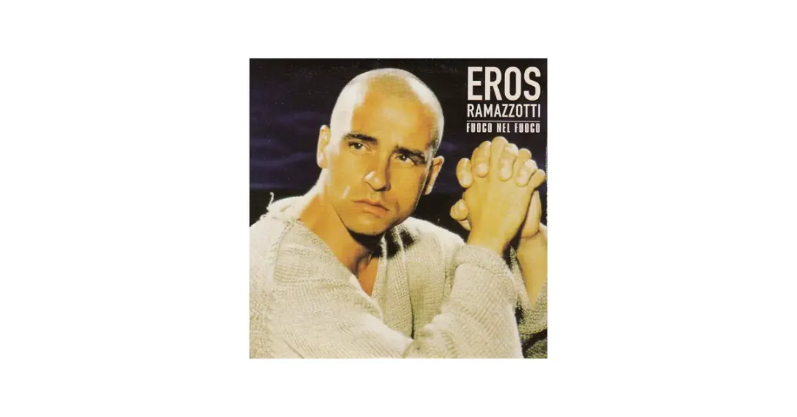 Eros Ramazzotti w swetrze, z dłońmi złożonymi w geście modlitwy. Okładka albumu "Fuoco nel fuoco".