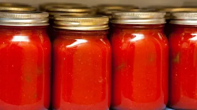 Jak przygotować sos pomidorowy do spaghetti na zimę, który zachwyci