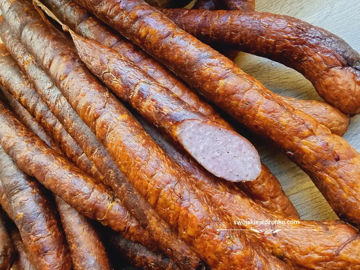 Stos pysznej, swojskiej kiełbasy, idealnej na grilla. Przepis na 1 kg tej domowej wędliny znajdziesz na swojskiejedzonko.com.
