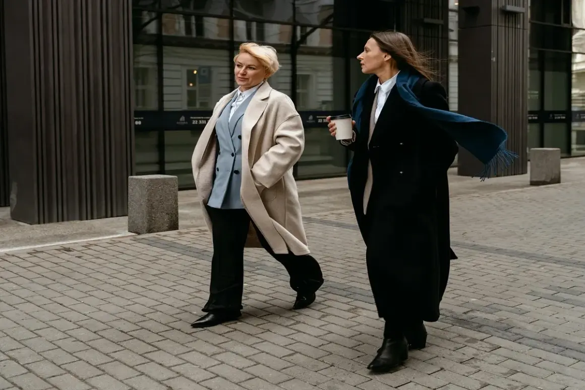 Warstwowe stylizacje do biura zimą: Elegancja bez dodawania objętości?