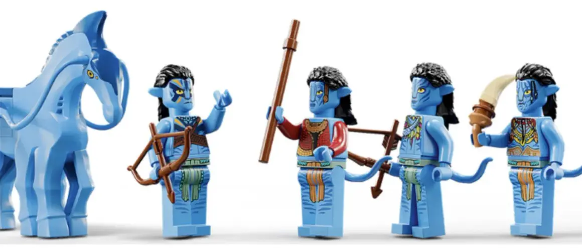 Lego Avatar istota wody: niebieskie figurki Na'vi z łukami, włóczniami i zwierzęciem.