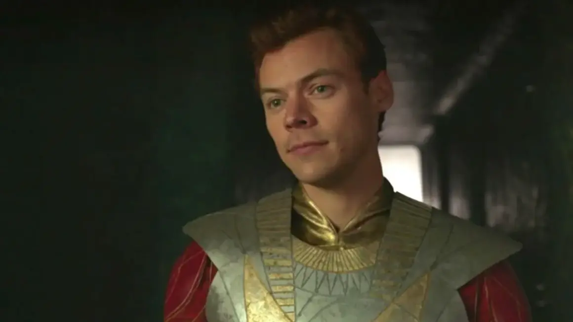 Harry Styles i sin Eros-dräkt från filmen Eternals. En av de filmer med Harry Styles som fansen älskar.