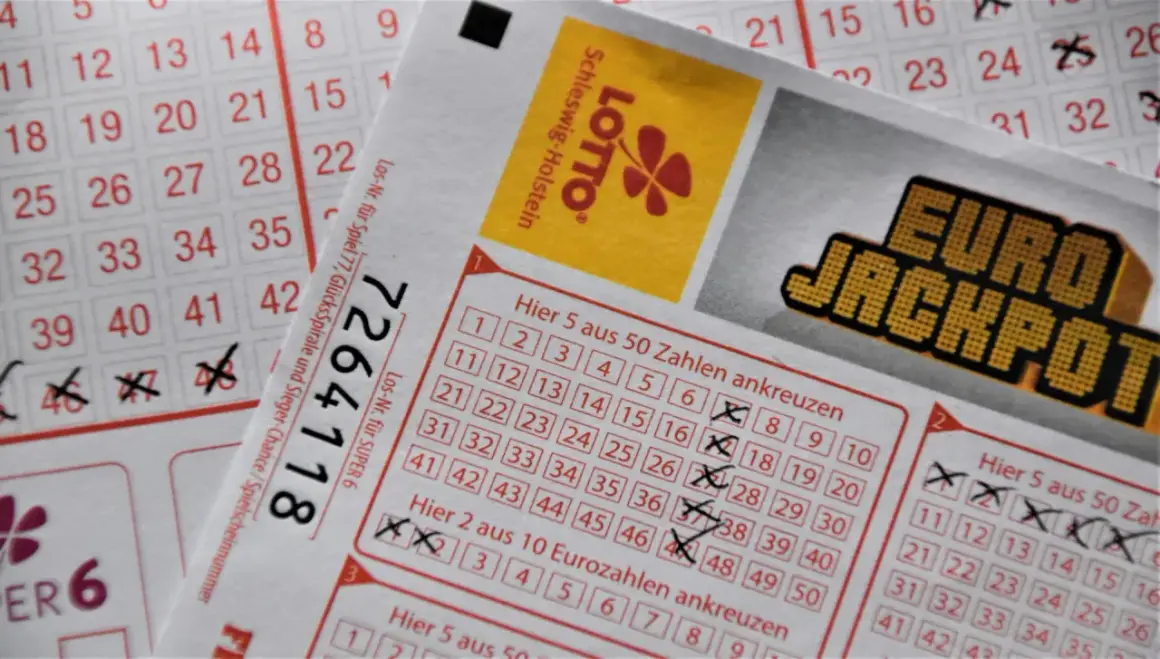 Kupon Eurojackpot z zaznaczonymi liczbami. Zastanawiasz się, ile jest do wygrania w Eurojackpot?