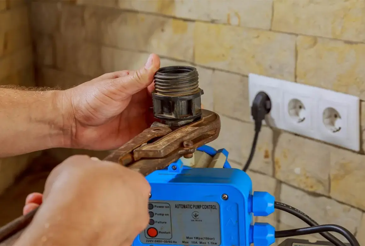 Mano ajusta un componente en un control automático de bomba, mostrando varios tipos de presostatos.