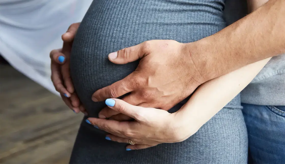 Hybrydy w ciąży: Bezpieczny manicure dla przyszłych mam? Fakty