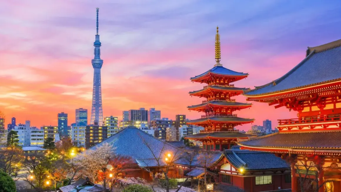 Zachód słońca nad tokio centrum. Tradycyjna pagoda i nowoczesna wieża Tokyo Skytree na tle różowego nieba.