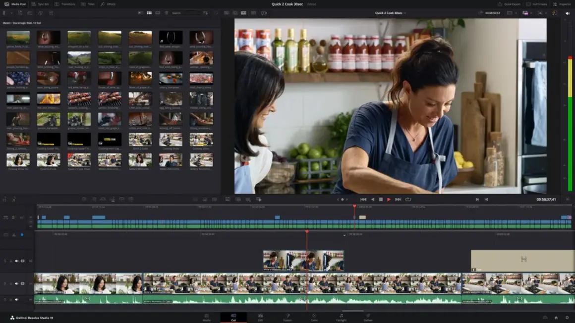 Dwie kobiety w kuchni, edytowane w programie do montowania filmów za darmo. Widok interfejsu DaVinci Resolve Studio.