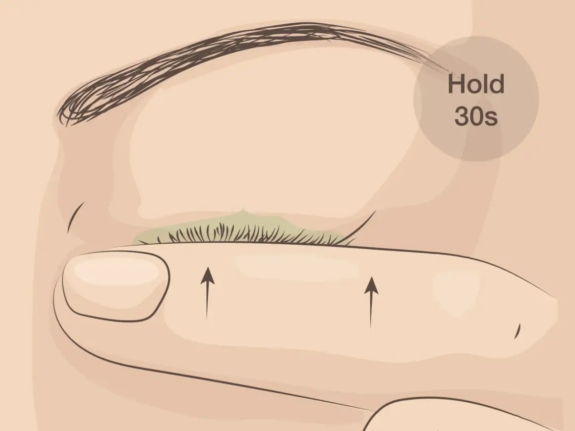 Wimpern biegen ohne Wimpernzange: Finger unter die Wimpern legen, sanft nach oben drücken und 30 Sekunden halten.