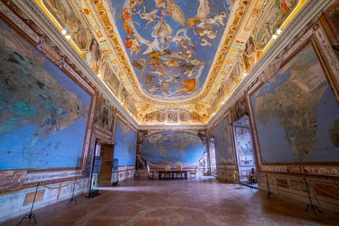 Interni del Palazzo Farnese a Caprarola: affreschi di mappe e volta celeste.