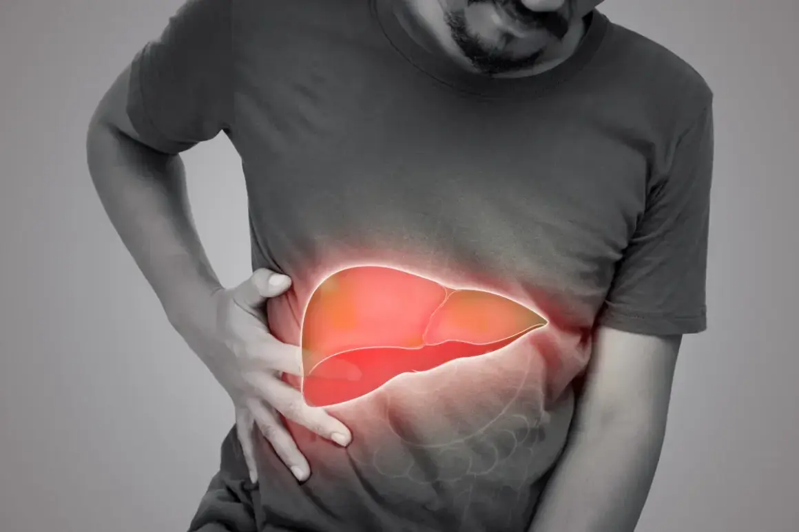 Mężczyzna trzyma się za brzuch, gdzie widoczna jest podświetlona, czerwona wątroba. Może to symbolizować zapalenie wątroby typu c objawy.