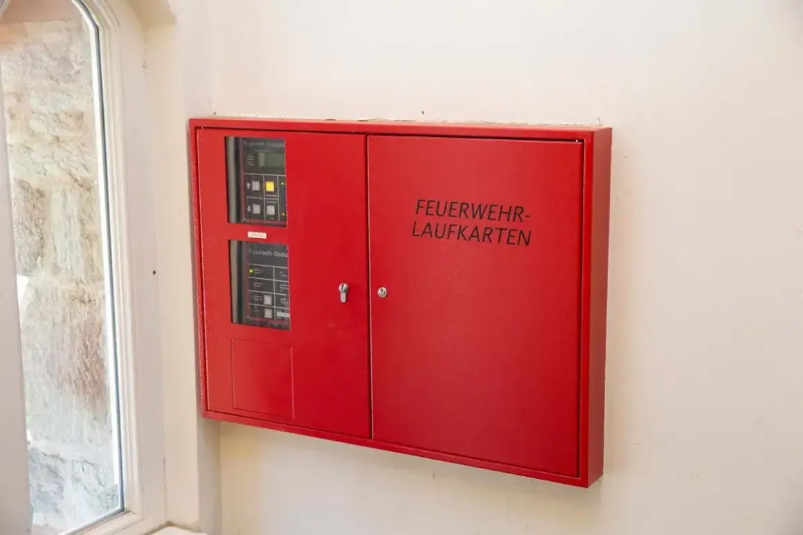 Rote Box mit der Aufschrift "FEUERWEHR-LAUFKARTEN" und Bedienfeldern für die Feuerwehr.