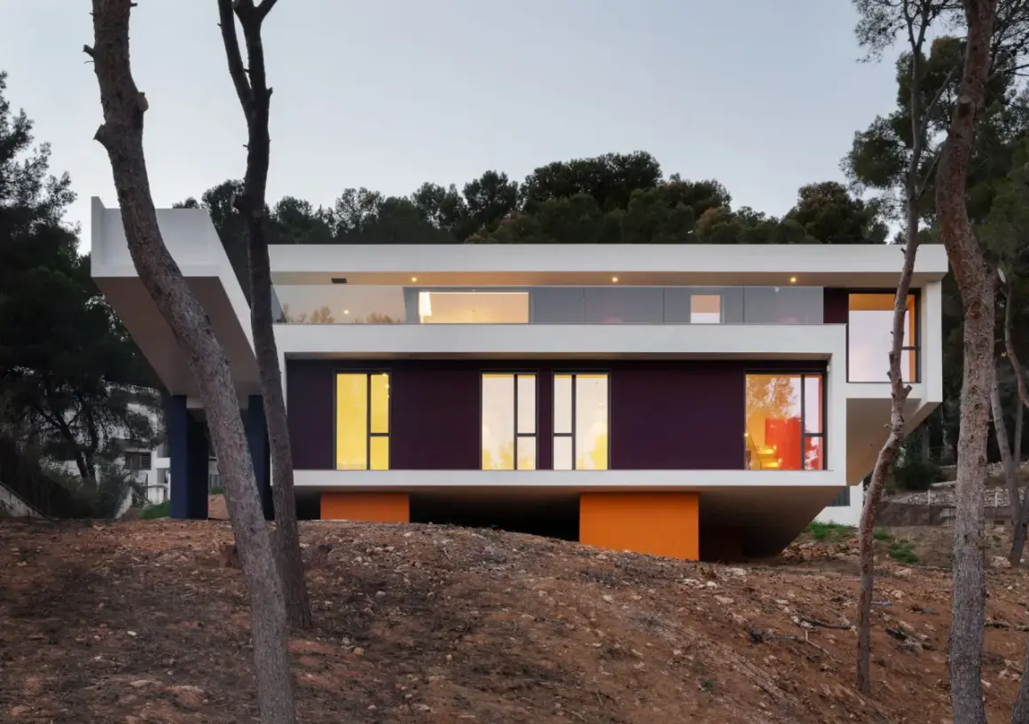 Moderna casa con voladizos y grandes ventanales, que se puede construir en terreno rústico.