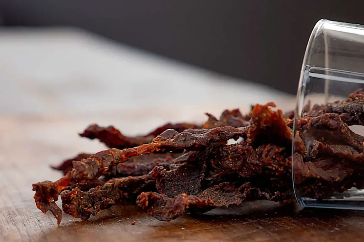 Leckeres beef jerky selber machen ist gar nicht schwer! Hier ist ein Haufen selbstgemachtes Beef Jerky, das aus einem Glas gekippt wurde.