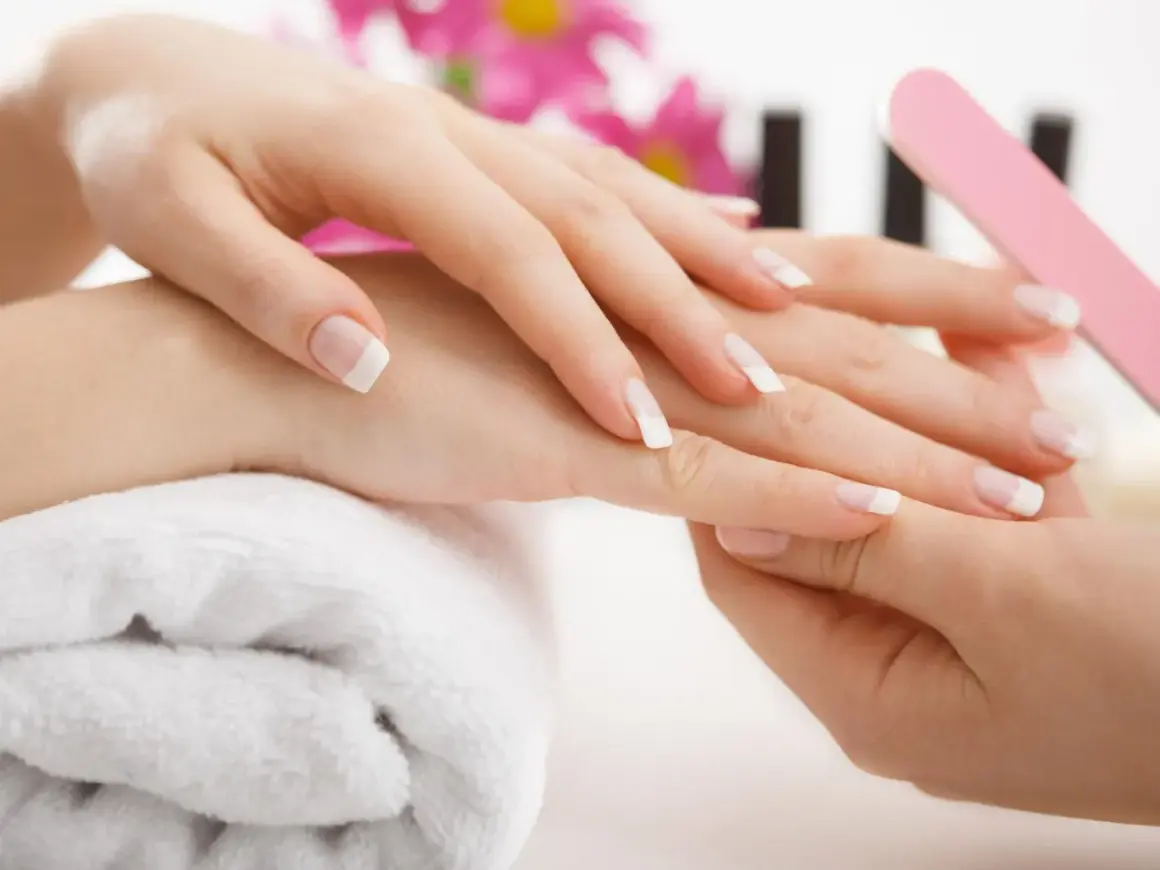 Mani curate con french manicure, un tocco di bellezza anche in gravidanza. Cura e stile per future mamme.