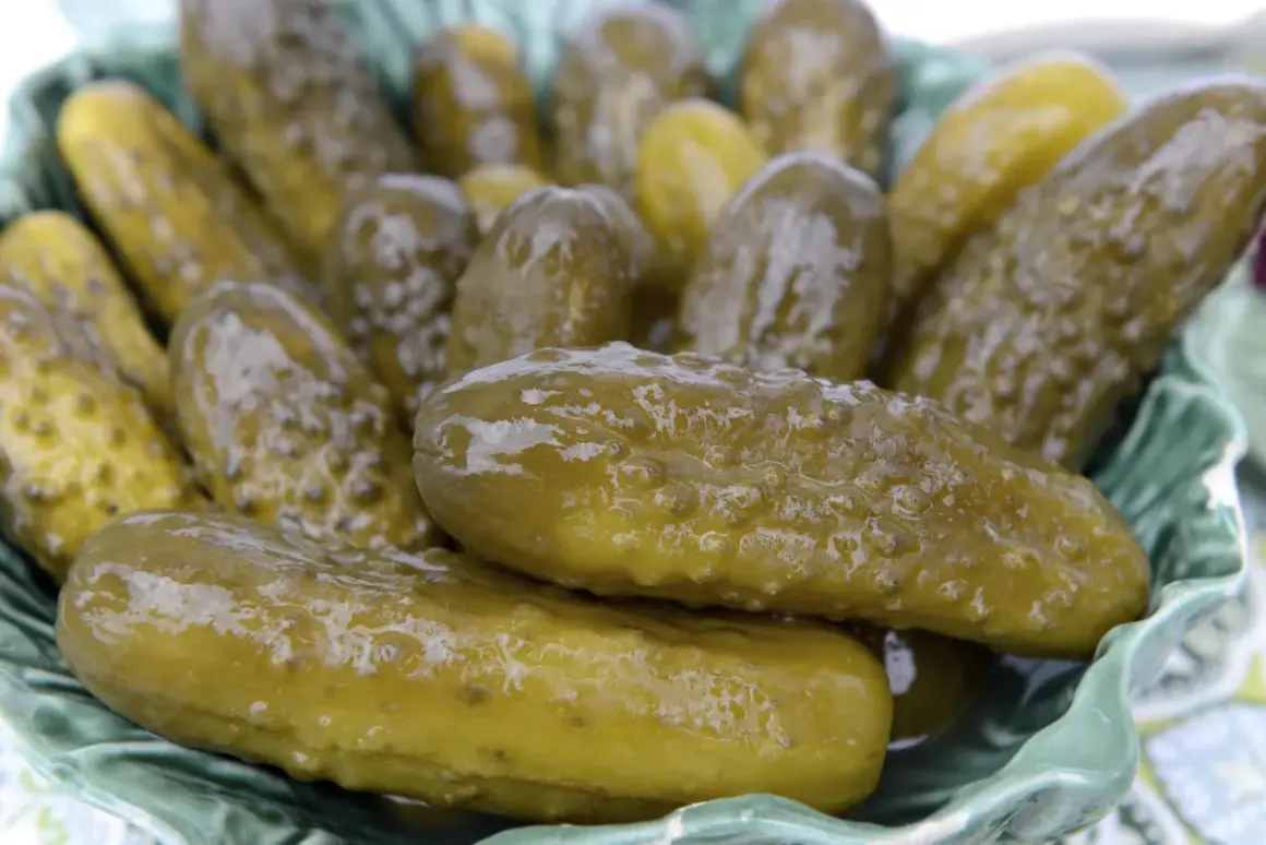 Pustawe w środku ogórki kiszone w misce. Zastanawiasz się, dlaczego ogórki kiszone są puste w środku? To proces fermentacji!