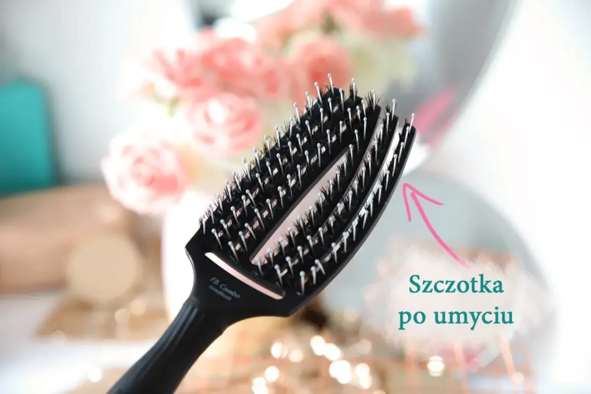 Czarna szczotka do włosów po umyciu, z różową strzałką i napisem "Szczotka po umyciu".