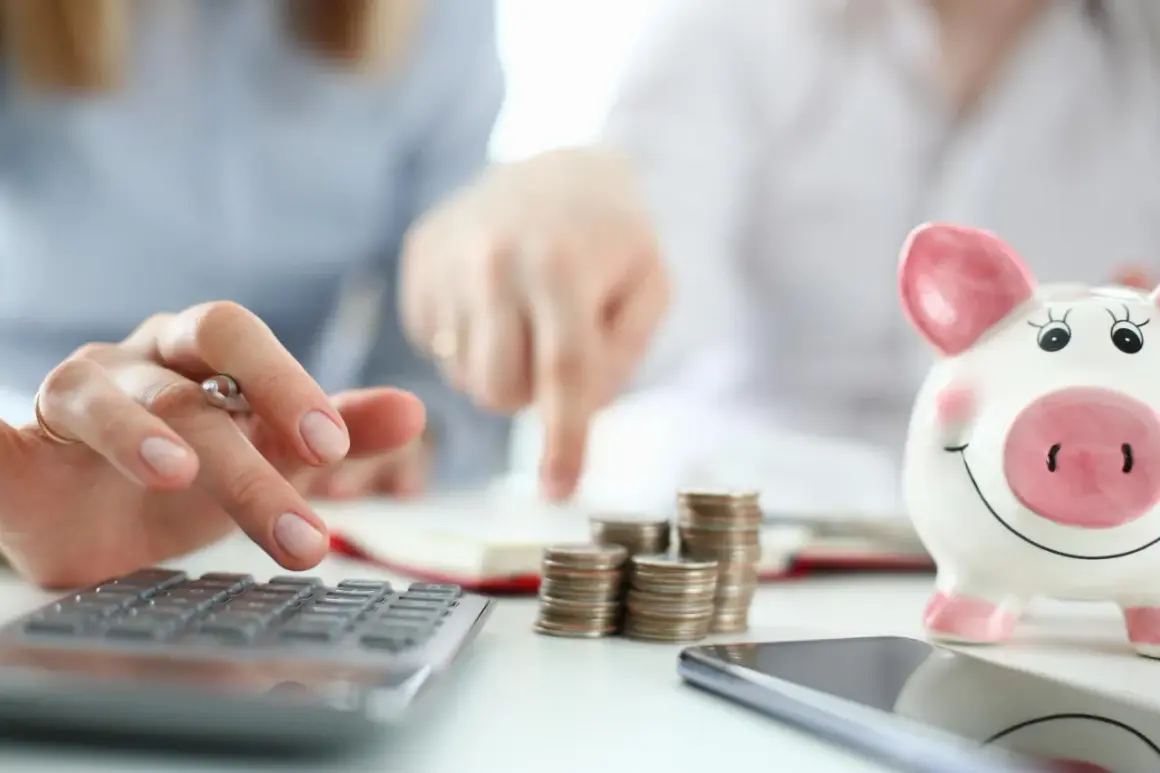 Osoby analizują finanse, liczą monety i patrzą na skarbonkę. Rozważają inwestycje, takie jak obligacje indeksowane inflacją, by chronić oszczędności.