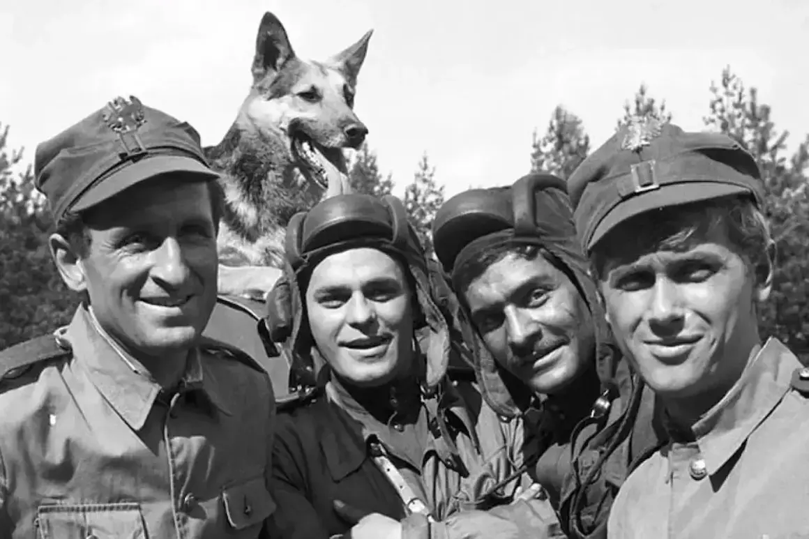 Czterej pancerni i pies: Janek, Gustaw, Grześ, Olgierd i Szarik pozują do zdjęcia.