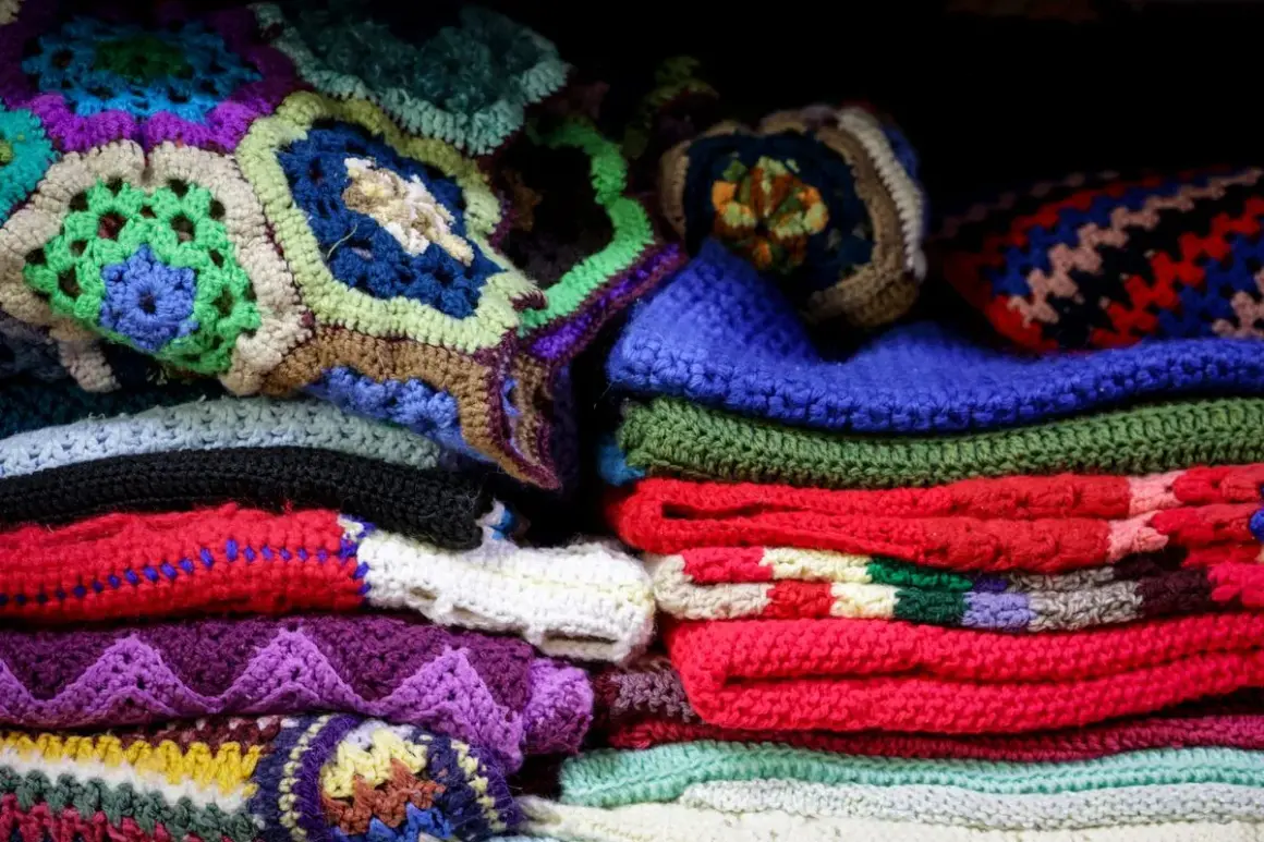 Tessuti colorati all'uncinetto, un'esplosione di creatività con uncinetto idee originali. Coperte e cuscini in pile di lana.