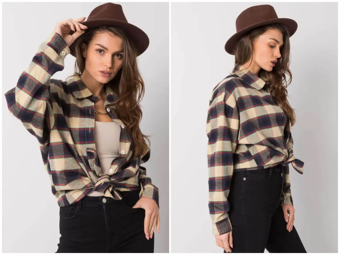 Modelka w brązowym kapeluszu i flanelowej koszuli w kratę, styl grunge.