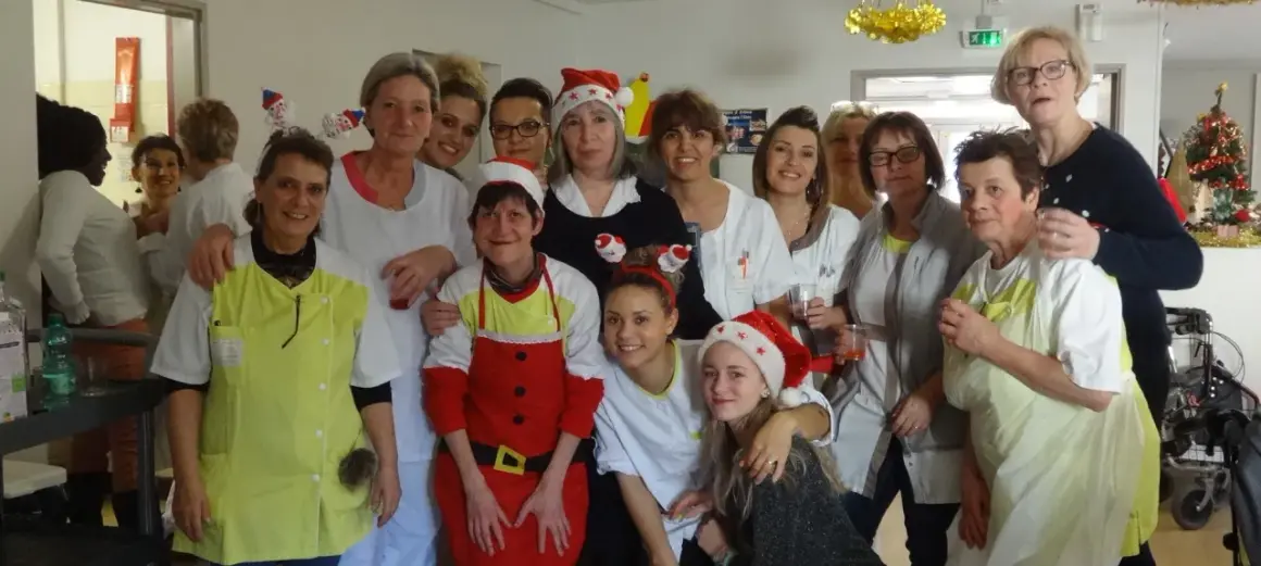 Une équipe de l'Ehpad, joyeuse et festive, prépare un événement. Un exemple de bonne ambiance pour la planification.