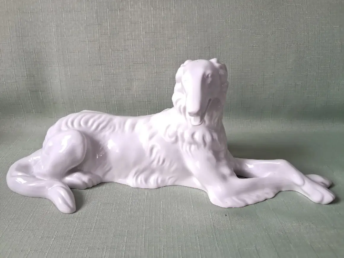 Biała porcelanowa figurka charta rosyjskiego, jakby gotowa do pierwszego balu w Bogucicach. Elegancka i dostojna.