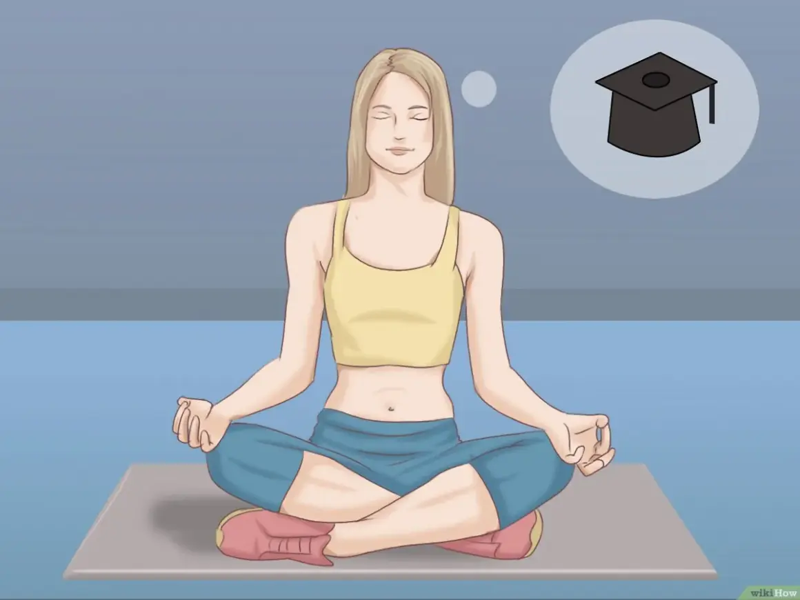Mujer en flor de loto postura, meditando y pensando en graduarse.