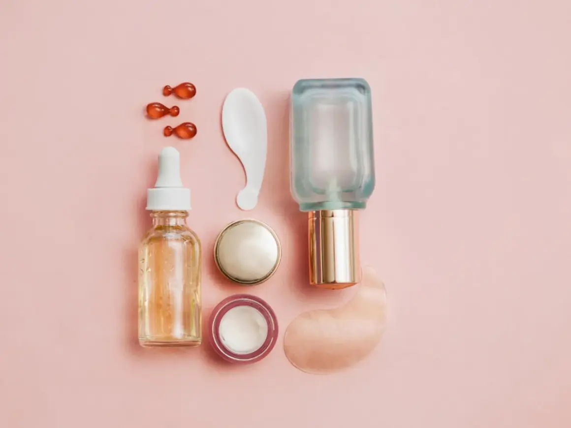 Natürliche Kosmetik mit Retinol: Tropfen, Cremes und Seren für jugendliche Haut.