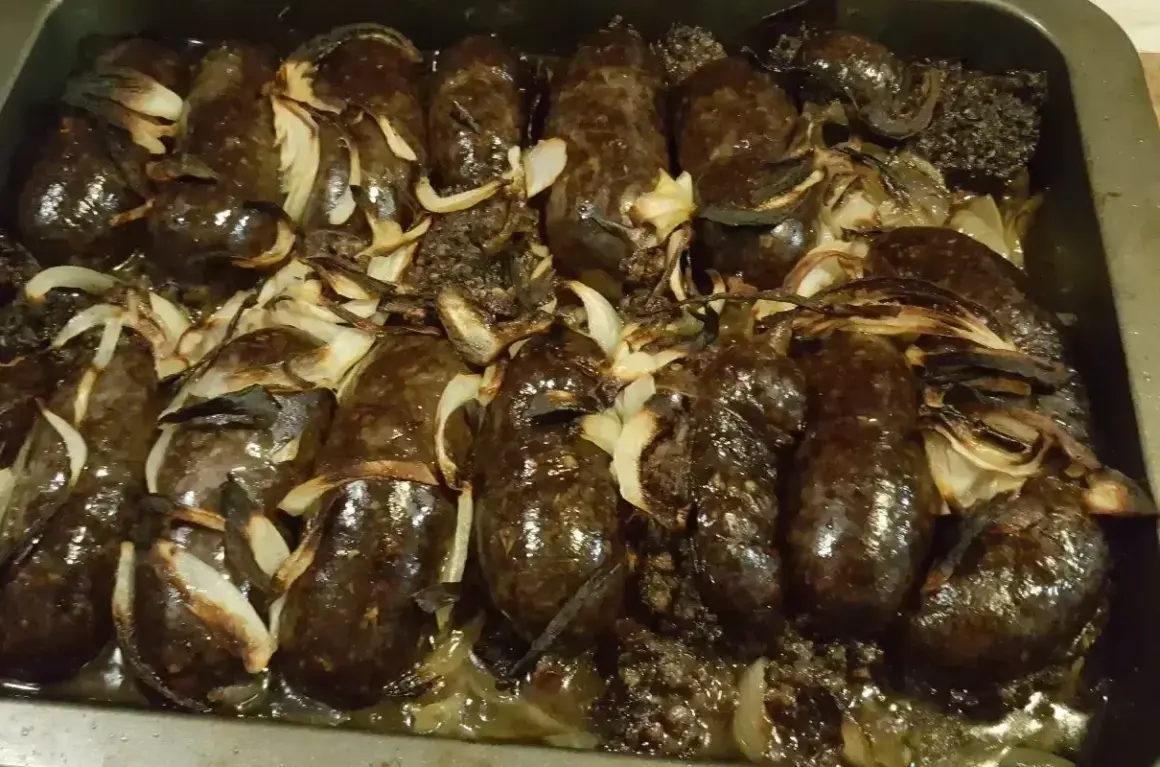 Pyszna kaszanka z piekarnika, pieczona z cebulką. Aromatyczna i soczysta, idealna na obiad.