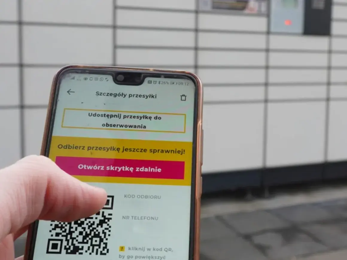 Odbiór paczki InPost: na ekranie telefonu widoczny kod QR do zdalnego otwarcia skrytki.