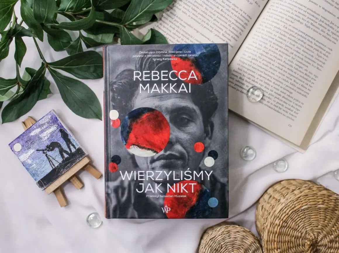 Wierzyliśmy jak nikt. Okładka książki "Wierzyliśmy jak nikt" Rebekki Makkai, obok mały obrazek z widokiem na niebo.