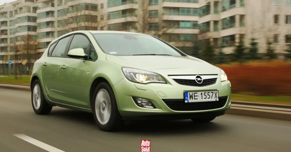 Zielona Astra na drodze, zastanawiasz się, ile pali Opel Astra? Ten model może być ekonomiczny.