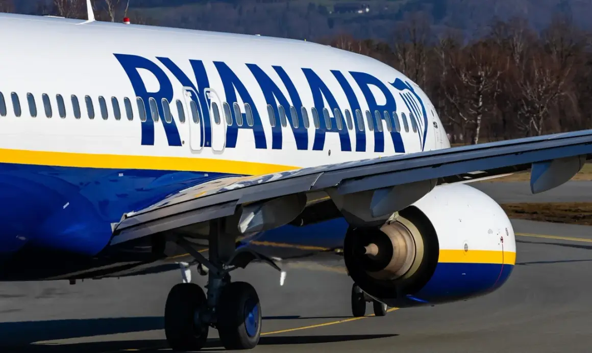 Samolot Ryanair na płycie lotniska. Szybka odprawa online to klucz do udanej podróży tym przewoźnikiem.